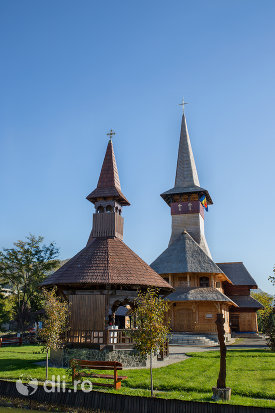 altar-si-biserica-de-lemn-ortodoxa-din-baia-sprie-judetul-maramures.jpg