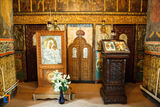 altar-si-iconostasuri-de-la-manastirea-clocociov-din-slatina-judetul-olt.jpg