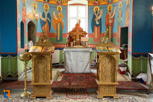 altar-si-iconostasuri-din-biserica-cuvioasa-paraschiva-din-teis-judetul-olt.jpg