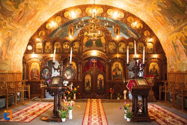 altar-si-iconostasuri-din-biserica-maieri-sf-treime-din-alba-iulia-judetul-alba.jpg