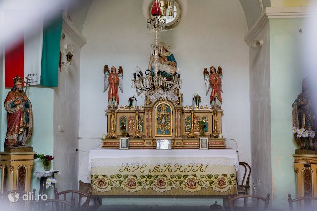altarul-de-la-capela-catolica-din-cavnic-judetul-maramures.jpg