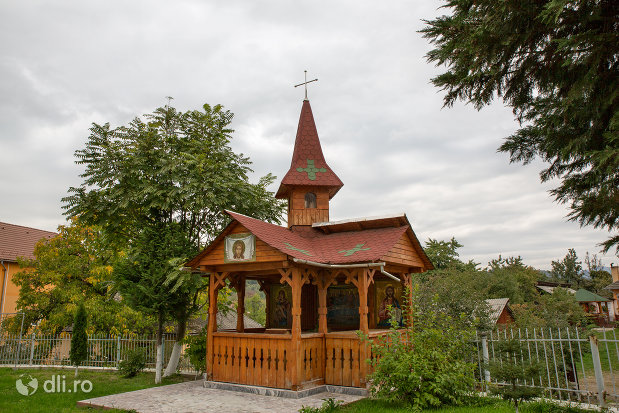 altarul-de-vara-de-la-biserica-ortodoxa-sf-emanuil-din-tautii-magheraus-judetul-maramures.jpg