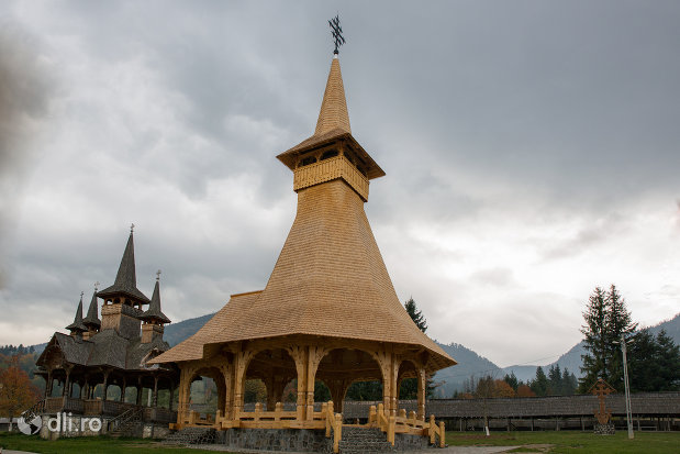 altarul-de-vara-de-la-manastirea-adormirea-maicii-domnului-din-moisei-judetul-maramures.jpg