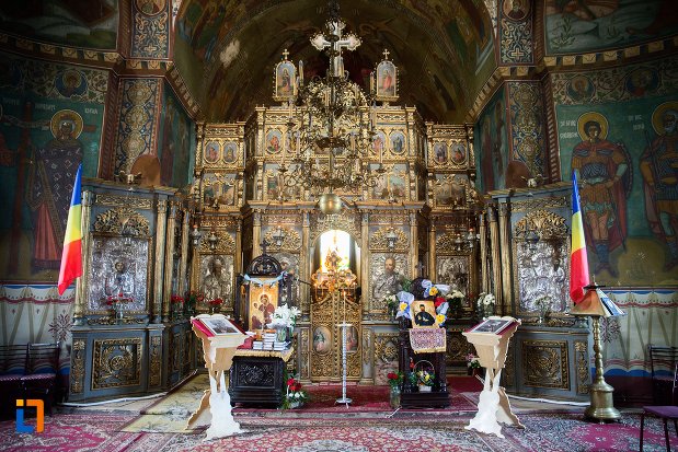 altarul-din-biserica-adormirea-maicii-domnului-mavrodolu-din-pitesti-judetul-arges.jpg