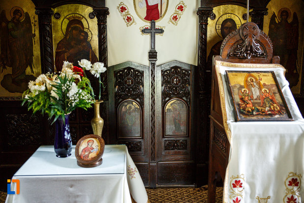 altarul-din-biserica-de-la-manastirea-turnu-din-pausa-judetul-valcea.jpg