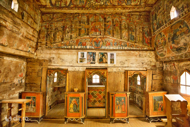 altarul-din-biserica-de-lemn-din-barsana-monument-istoric-judetul-maramures.jpg