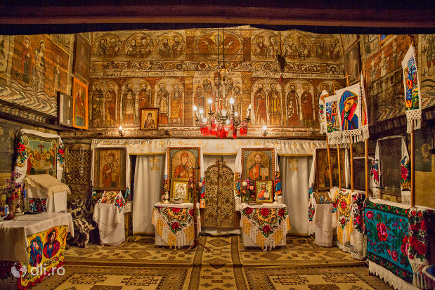 altarul-din-biserica-de-lemn-din-desesti-judetul-maramures.jpg