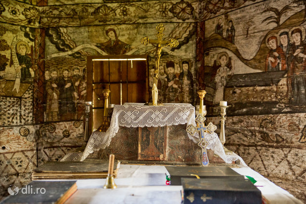altarul-din-biserica-de-lemn-nasterea-maicii-domnului-din-calinesti-judetul-maramures.jpg