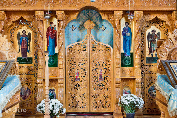 altarul-din-biserica-greco-catolica-buna-vestire-din-oradea-judetul-bihor.jpg