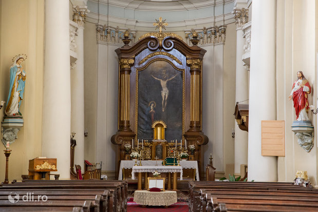 altarul-din-biserica-maica-indurerata-a-manastirii-premonstratense-din-oradea-judetul-bihor.jpg