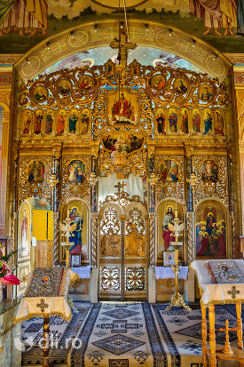 altarul-din-biserica-ortodoxa-din-chiuzbaia-judetul-maramures.jpg