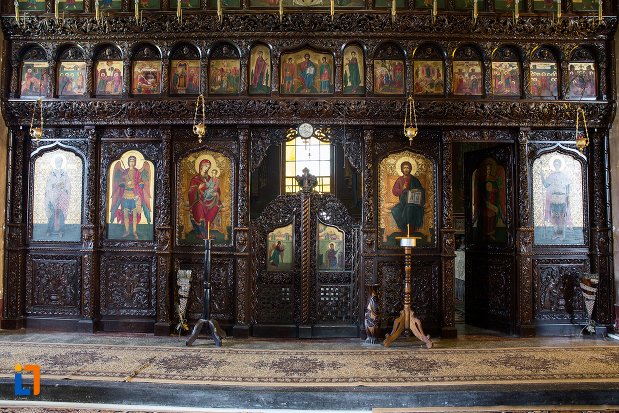 altarul-din-biserica-ortodoxa-sf-gheorghe-din-racari-judetul-dambovita.jpg