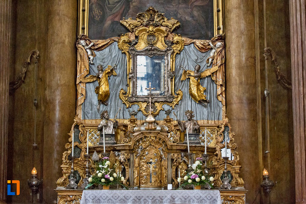 altarul-din-biserica-romana-catolica-sfanta-treime-din-cluj-napoca-judetul-cluj.jpg