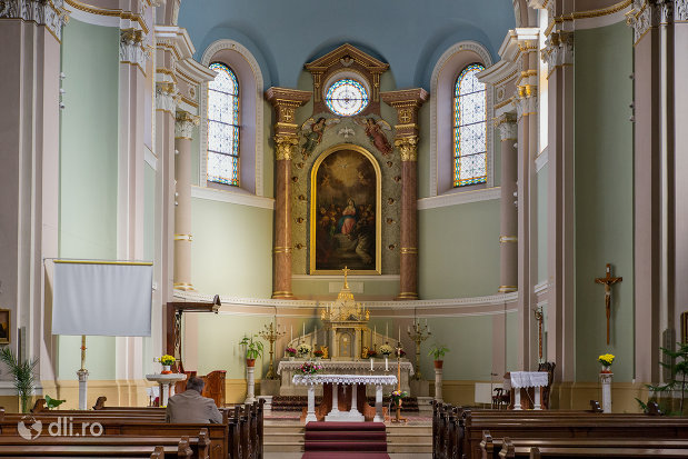 altarul-din-biserica-romano-catolica-coborarea-sfantului-duh-din-oradea-judetul-bihor.jpg