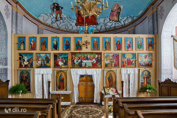 altarul-din-biserica-sf-arhangheli-mihail-si-gavril-din-viile-satu-mare-judetul-satu-mare.jpg