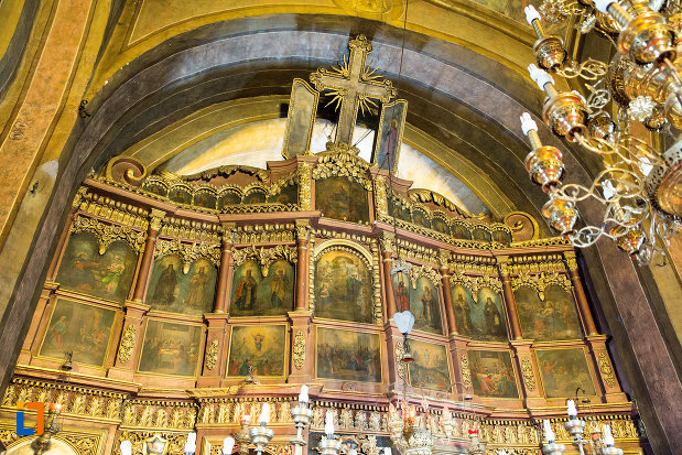 altarul-din-biserica-sf-voievozi-din-targu-jiu-judetul-gorj.jpg