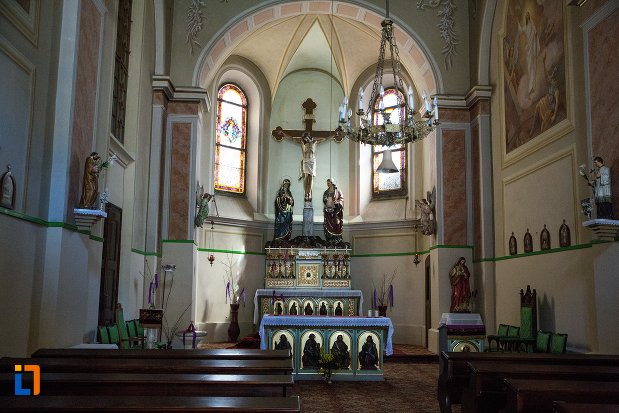 altarul-din-capela-romano-catolica-din-alba-iulia-judetul-alba.jpg