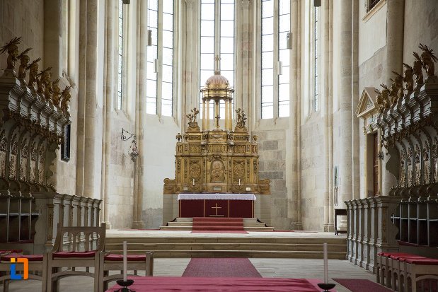 altarul-din-catedrala-romano-catolica-sfantul-mihail-din-alba-iulia-judetul-alba.jpg