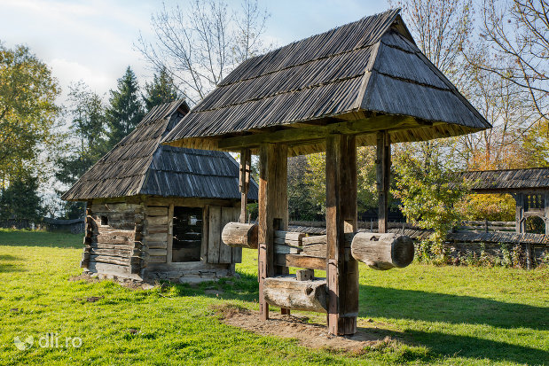 anexe-gospodaresti-din-gospodarie-din-muzeul-satului-din-sighetu-marmatiei-judetul-maramures.jpg