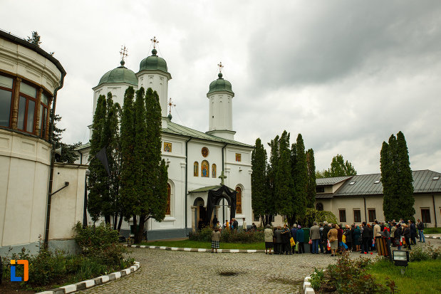 ansamblul-arhiepiscopia-ramnicului-din-ramnicu-valcea-judetul-valcea.jpg