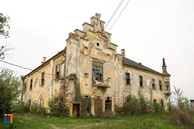 ansamblul-castelului-teleky-din-uioara-de-sus-judetul-alba.jpg