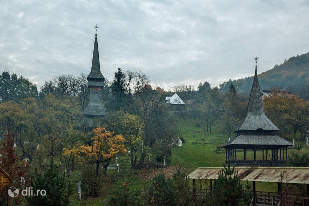 ansamblul-de-la-biserica-de-lemn-cuvioasa-paraschiva-din-poienile-izei-judetul-maramures.jpg