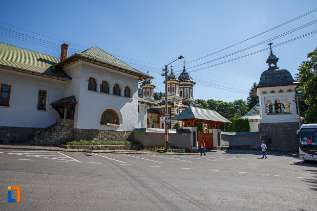 ansamblul-manastirea-sinaia-judetul-prahova.jpg