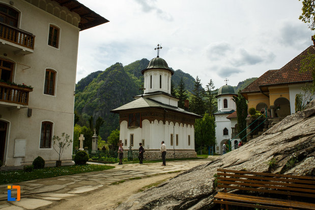 ansamblul-manastirea-turnu-din-pausa-judetul-valcea-vazut-de-la-distanta.jpg