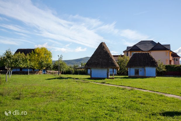 ansamblul-muzeul-satului-osenesc-din-negresti-oas-judetul-satu-mare.jpg