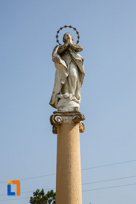 ansamblul-urban-piata-cetatii-din-ciacova-judetul-timis-prim-plan-cu-statuia-aflata-aici.jpg