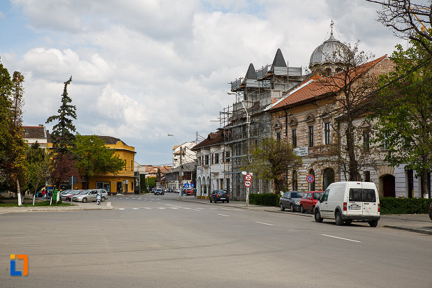 ansamblul-urban-piata-libertatii-din-hunedoara-judetul-hunedoara-imagine-cu-cladirile-adiacente.jpg