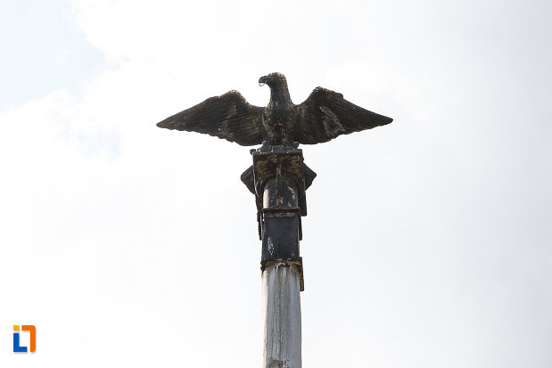 ansamblul-urban-piata-libertatii-din-hunedoara-judetul-hunedoara-imagine-cu-soimul-de-pe-monument.jpg