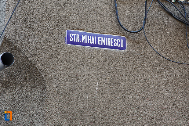 ansamblul-urban-str-mihai-eminescu-din-orastie-judetul-hunedoara-placuta-cu-numele-strazii.jpg