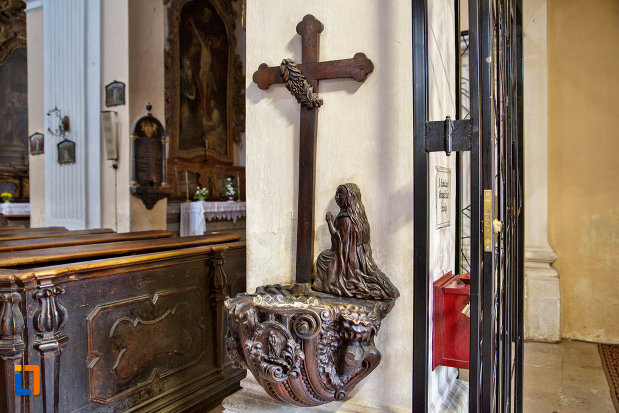 apa-sfintita-biserica-romana-catolica-sfanta-treime-din-cluj-napoca-judetul-cluj.jpg