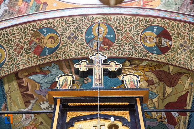 arc-ornat-din-biserica-ortodaxa-sf-gheorghe-din-mangalia-judetul-constanta.jpg