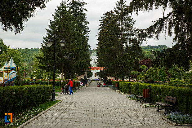 arhiepiscopia-ramnicului-din-ramnicu-valcea-judetul-valcea-aleea-de-accea.jpg