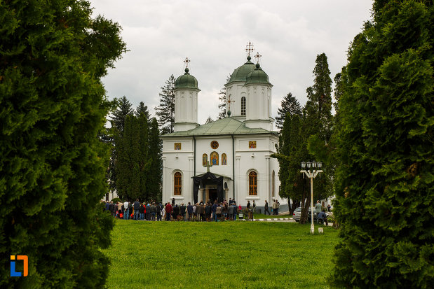 arhiepiscopia-ramnicului-din-ramnicu-valcea-judetul-valcea-credinciosi-aflati-la-slujba.jpg