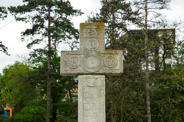 arhiepiscopia-ramnicului-din-ramnicu-valcea-judetul-valcea-detalii-de-pe-crucea-de-piatra.jpg