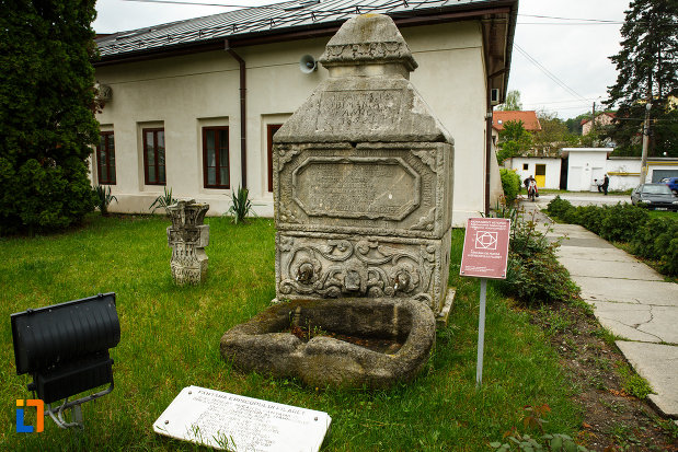 arhiepiscopia-ramnicului-din-ramnicu-valcea-judetul-valcea-fantanaepiscopului-filaret.jpg