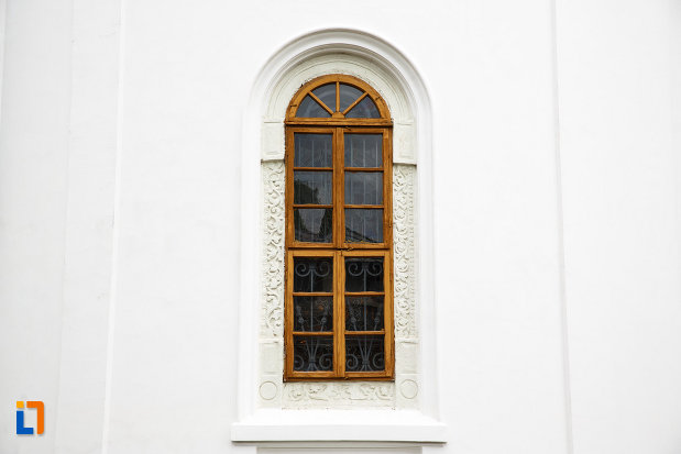 arhiepiscopia-ramnicului-din-ramnicu-valcea-judetul-valcea-fotografie-cu-vitraliu.jpg