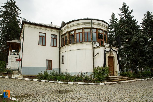 arhiepiscopia-ramnicului-din-ramnicu-valcea-judetul-valcea-imagine-din-lateral-cu-palatul-arhiepiscopului.jpg