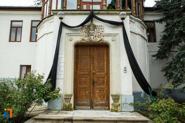 arhiepiscopia-ramnicului-din-ramnicu-valcea-judetul-valcea-intrare-in-palatul-arhiepiscopal.jpg
