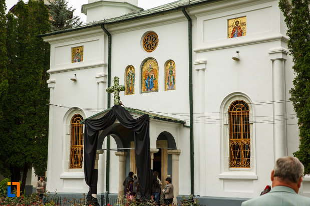 arhiepiscopia-ramnicului-din-ramnicu-valcea-judetul-valcea-intrarea-in-biserica.jpg