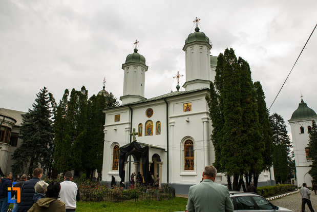 arhiepiscopia-ramnicului-din-ramnicu-valcea-judetul-valcea-poza-cu-biserica-ansamblului.jpg