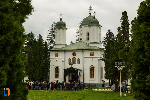arhiepiscopia-ramnicului-din-ramnicu-valcea-judetul-valcea-poza-cu-biserica-arhiepiscopala.jpg