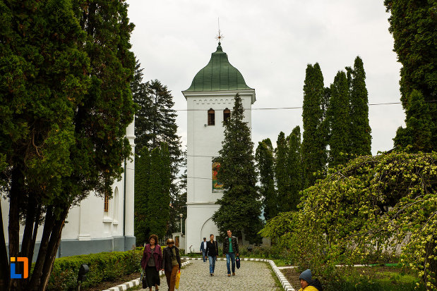 arhiepiscopia-ramnicului-din-ramnicu-valcea-judetul-valcea-poza-cu-turnul-clopotului.jpg