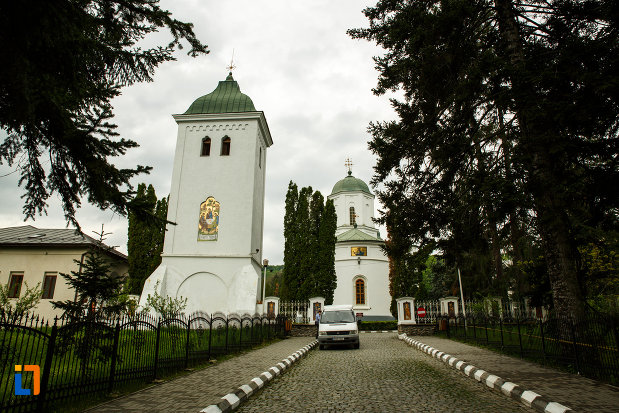 arhiepiscopia-ramnicului-din-ramnicu-valcea-judetul-valcea-turn-de-clopotnita.jpg