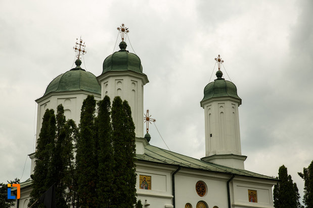 arhiepiscopia-ramnicului-din-ramnicu-valcea-judetul-valcea-turnurile-bisericii.jpg