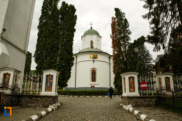arhiepiscopia-ramnicului-din-ramnicu-valcea-judetul-valcea.jpg