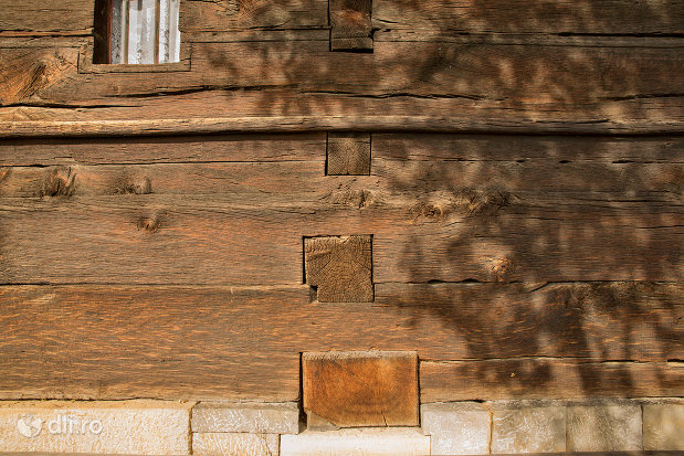 arhitectura-din-lemn-biserica-de-lemn-din-plopis-judetul-maramures.jpg